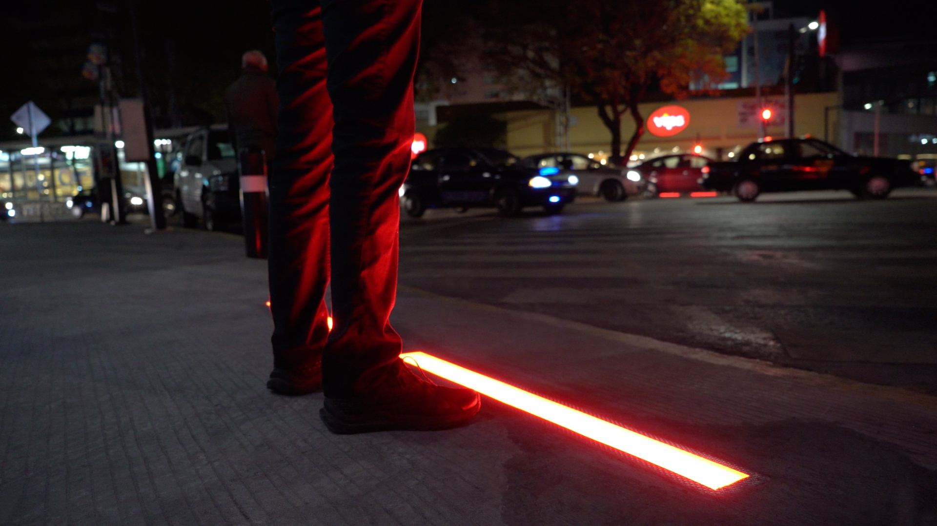 Semáforo en piso para que usuarios con celular identifiquen cuándo hacer cruces seguros, Línea 3 RUTA Puebla