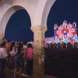 Personas disfrutando de proyección del Videomapping Senderos de luz en Izamal para Destinos Atractivos y Prósperos