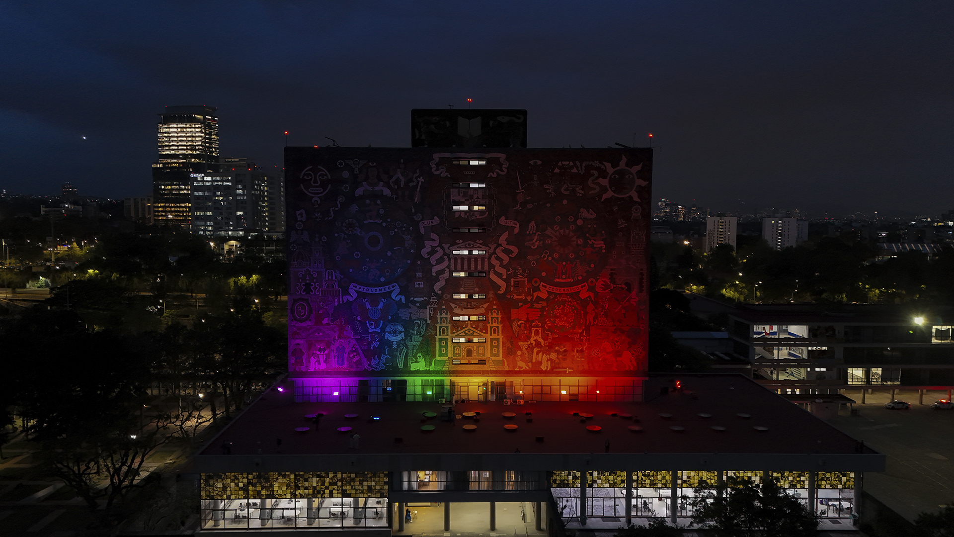 Iluminación dinámica Biblioteca Central UNAM
