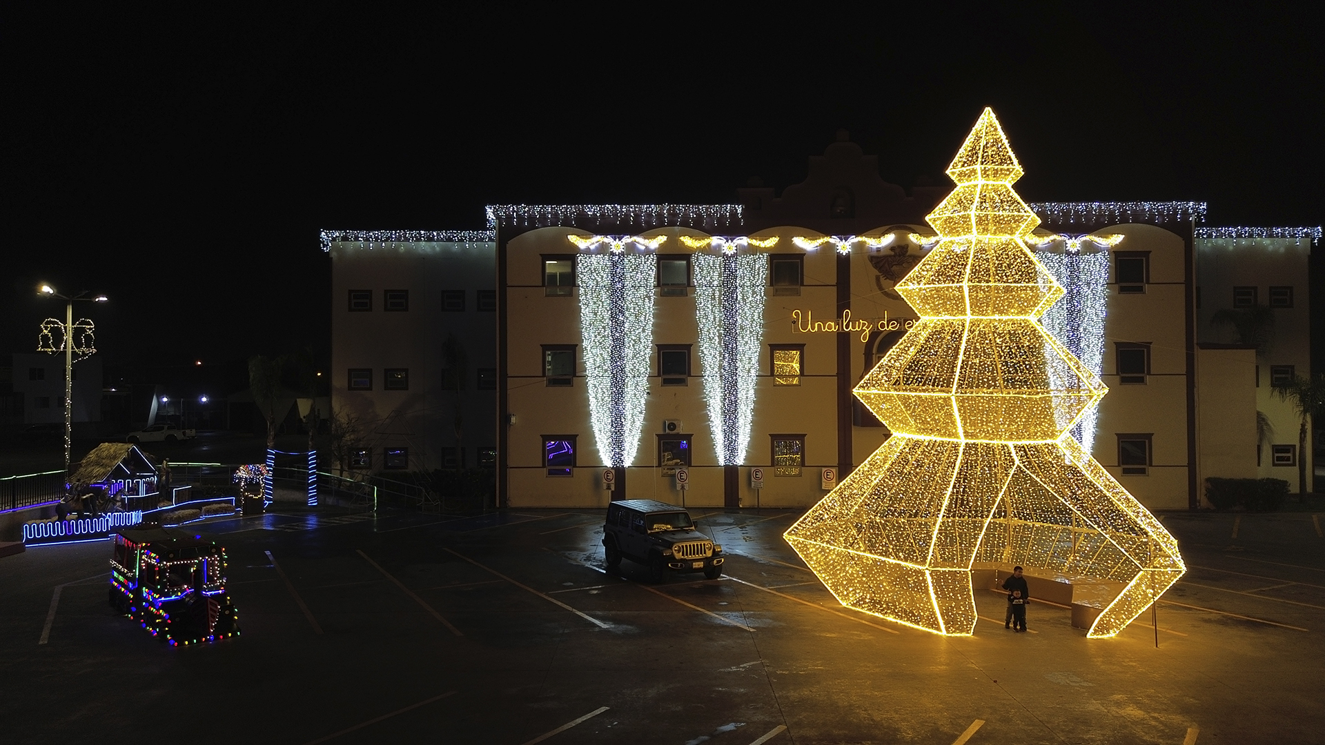 Árbol monumental de temporada navideños en Rosarito Baja California