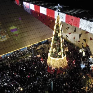 Toma con dron frente a la plaza zona de los fuertes de Árbol navideño con regalos en Sendero iluminado Por Amor a Puebla