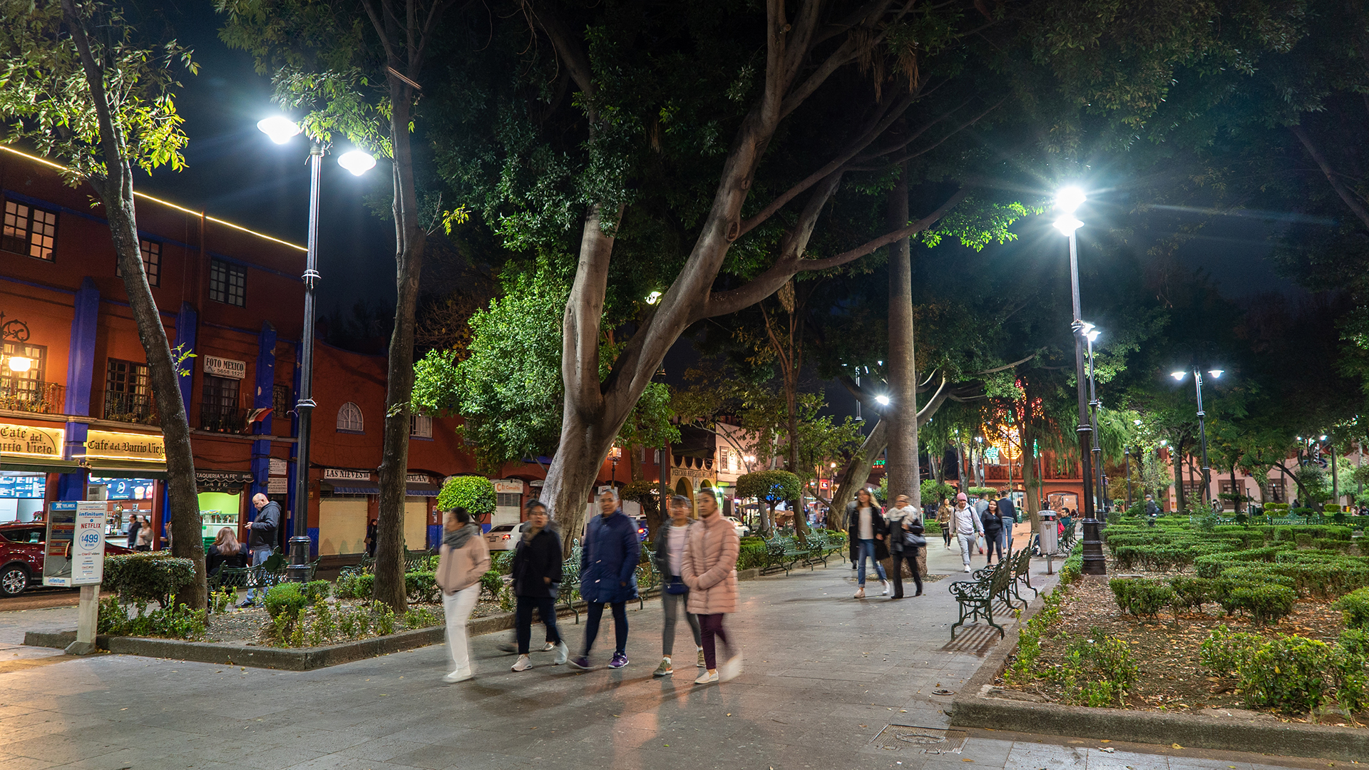 Personas caminando en parque con iluminación de Espacios Recreativos Coyoacán