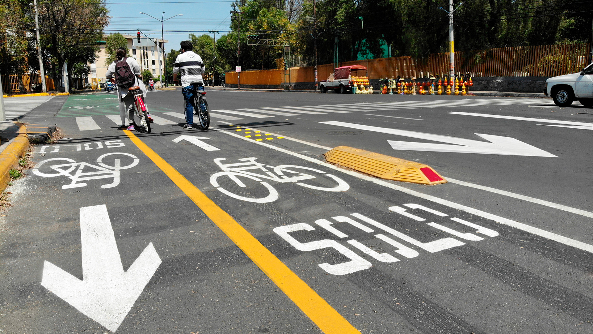 Dos Ciclistas usando la Ciclovía integral para una movilidad sostenible e incluyente
