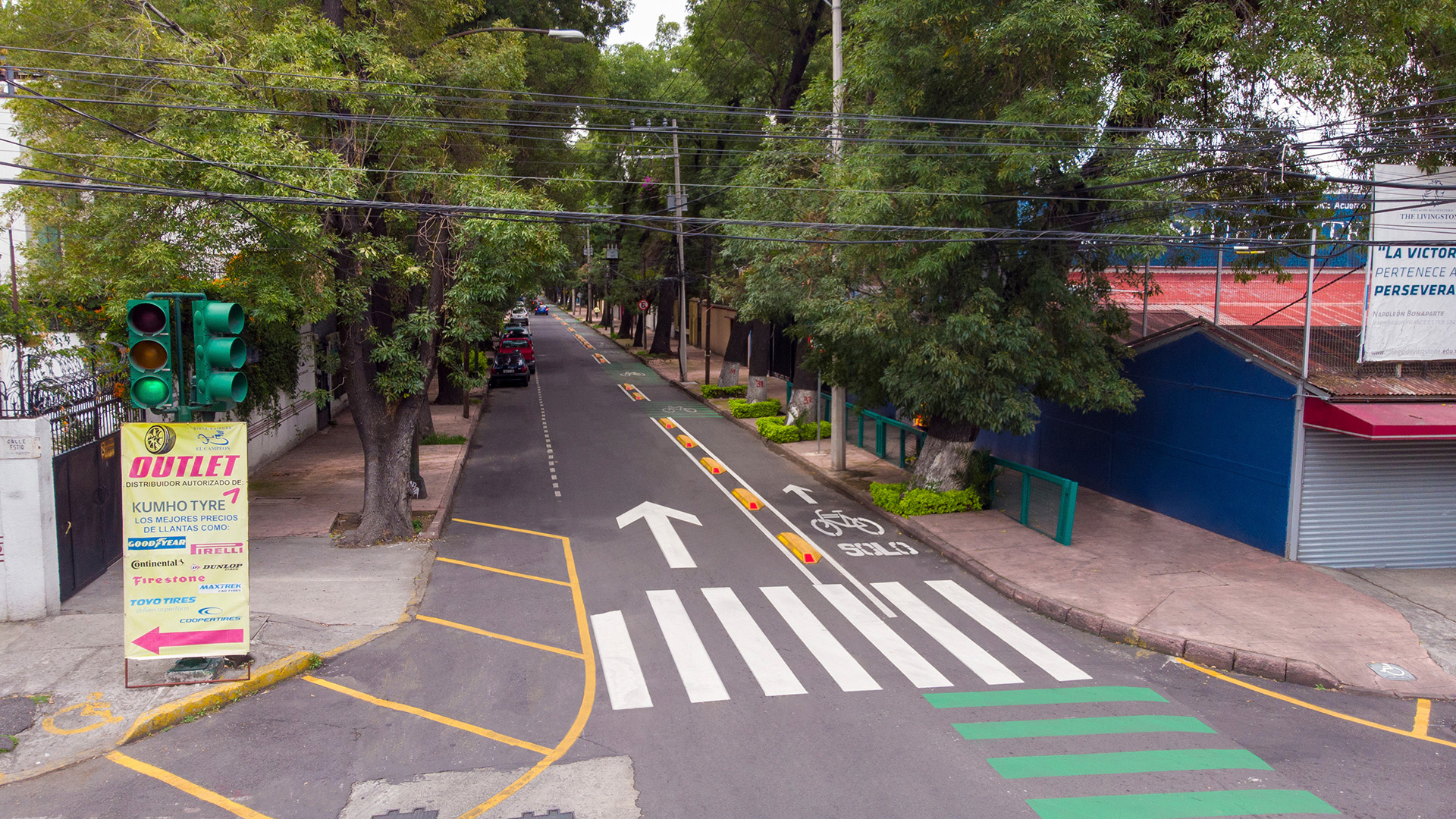Foto panorámica de crucero seguro en avenida con ciclovía integral para una movilidad sostenible e incluyente