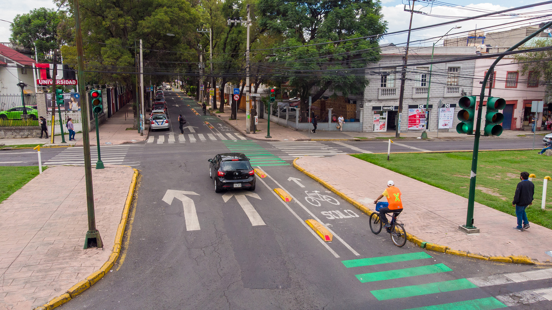 Ciclista usando la Ciclovía integral para una movilidad sostenible e incluyente