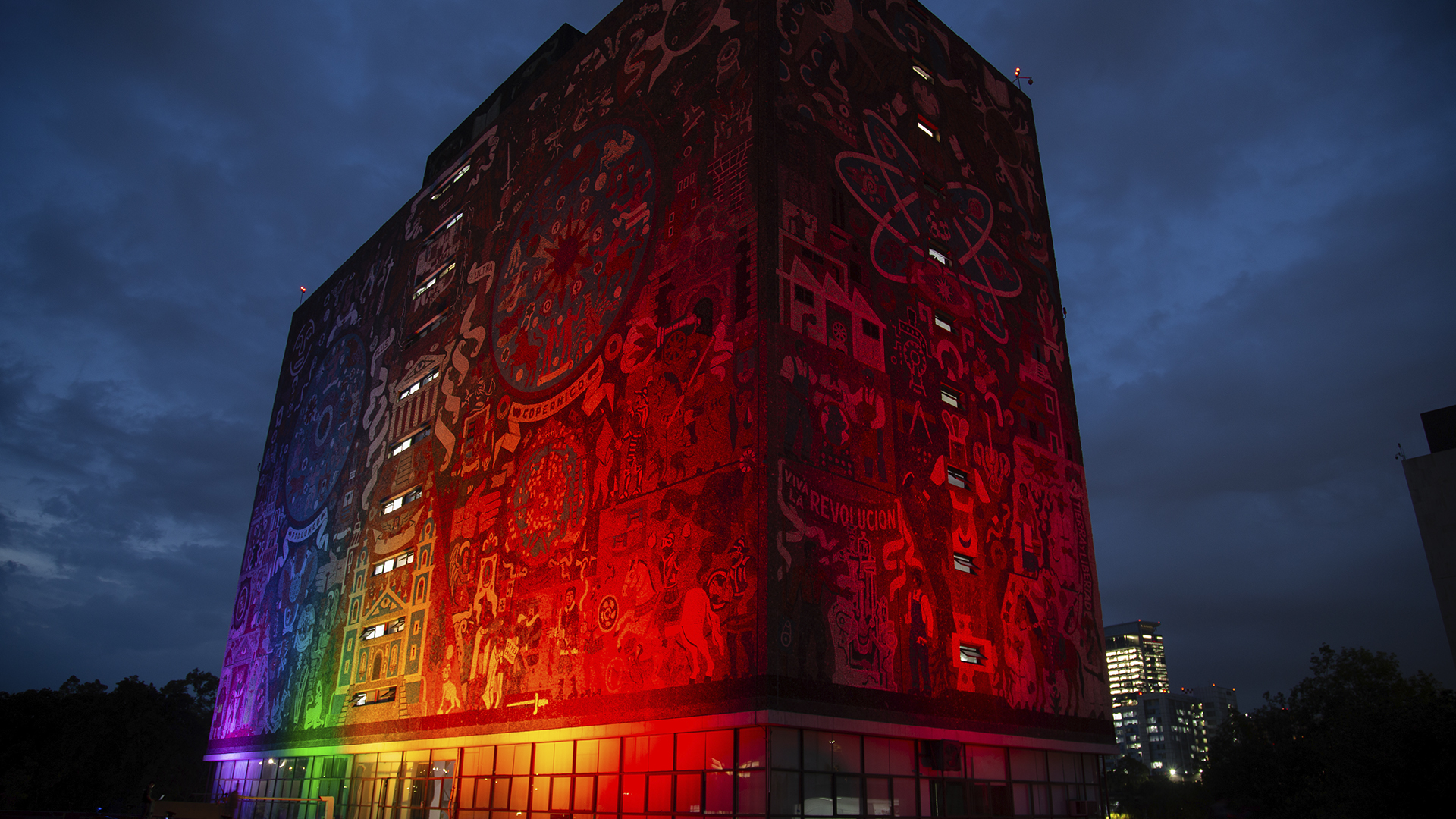 Toma lateral de Biblioteca Central UNAM con Iluminación Dinámica Arquitectónica