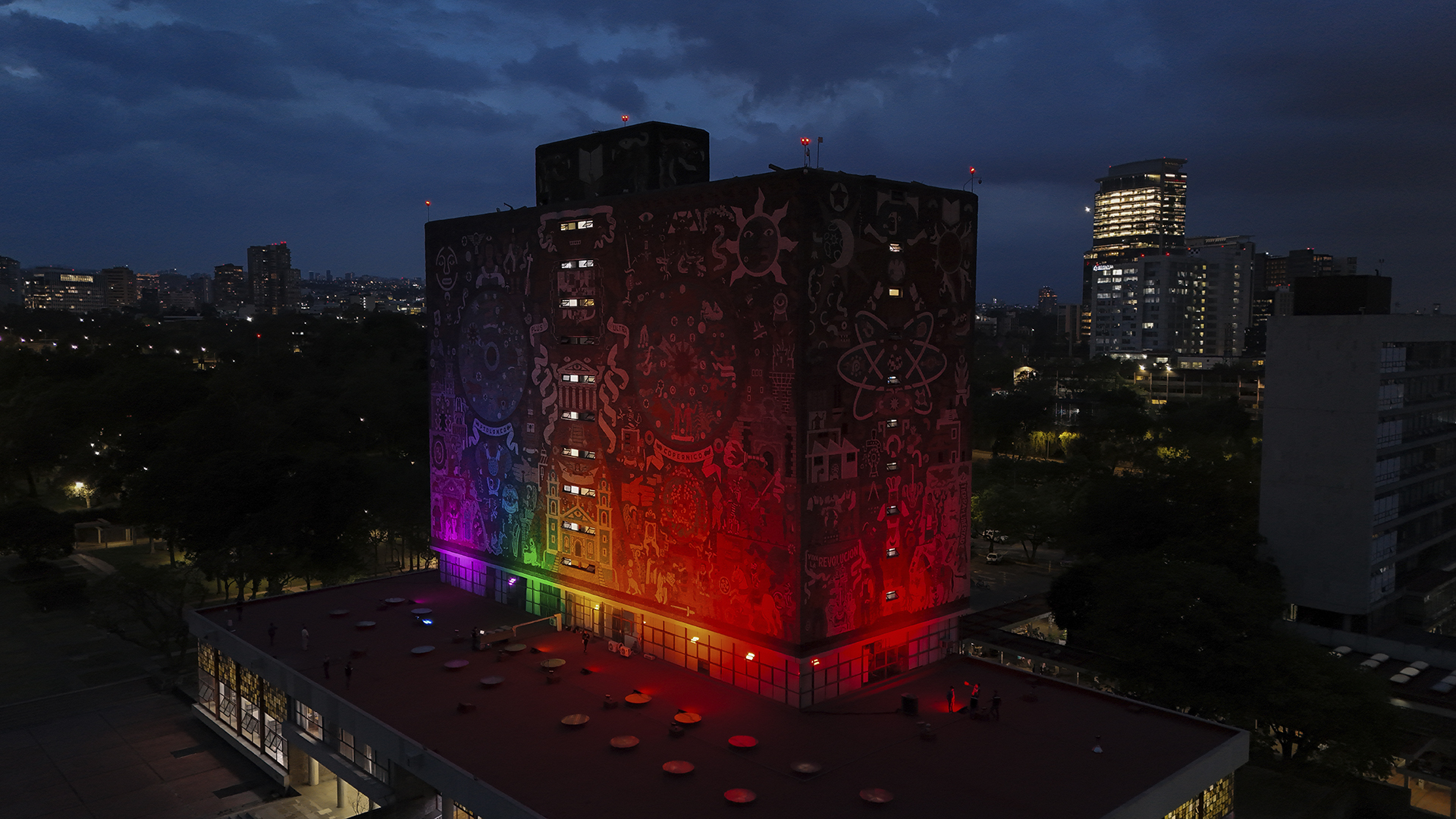 Toma lateral de Biblioteca Central UNAM con Iluminación Dinámica Arquitectónica