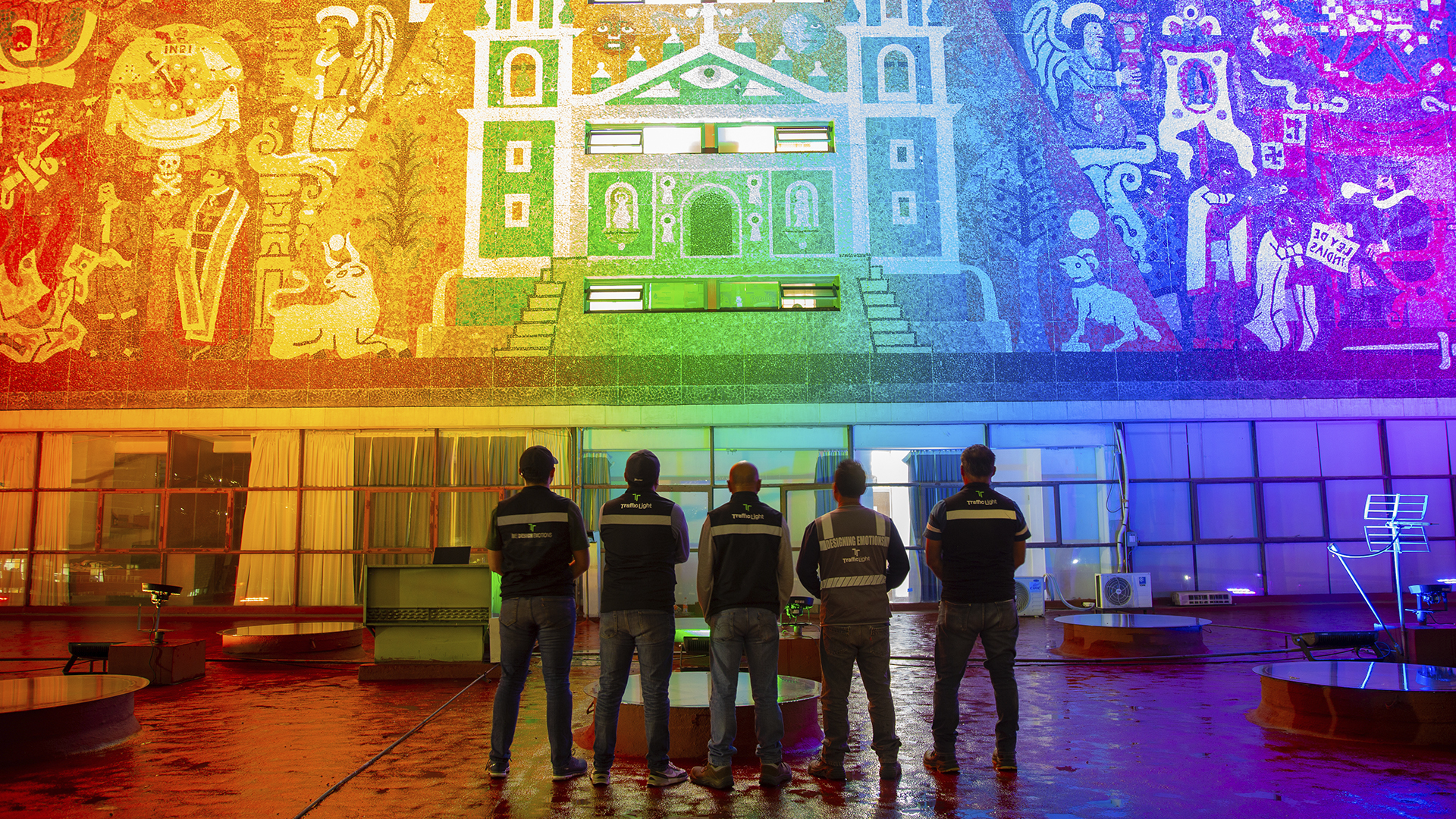 Equipo operativo especializado en iluminación arquitectónica frente a Biblioteca Central UNAM