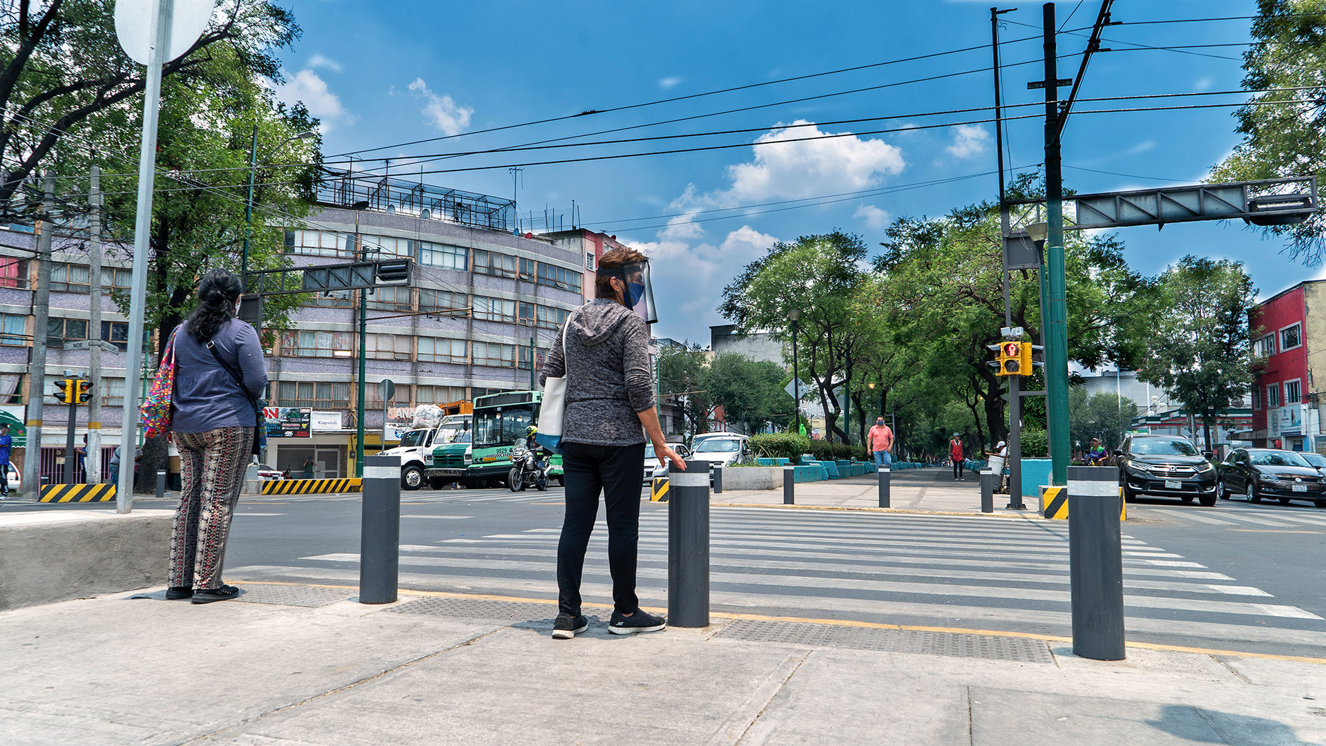 Personas caminando en Cruceros Seguros CDMX