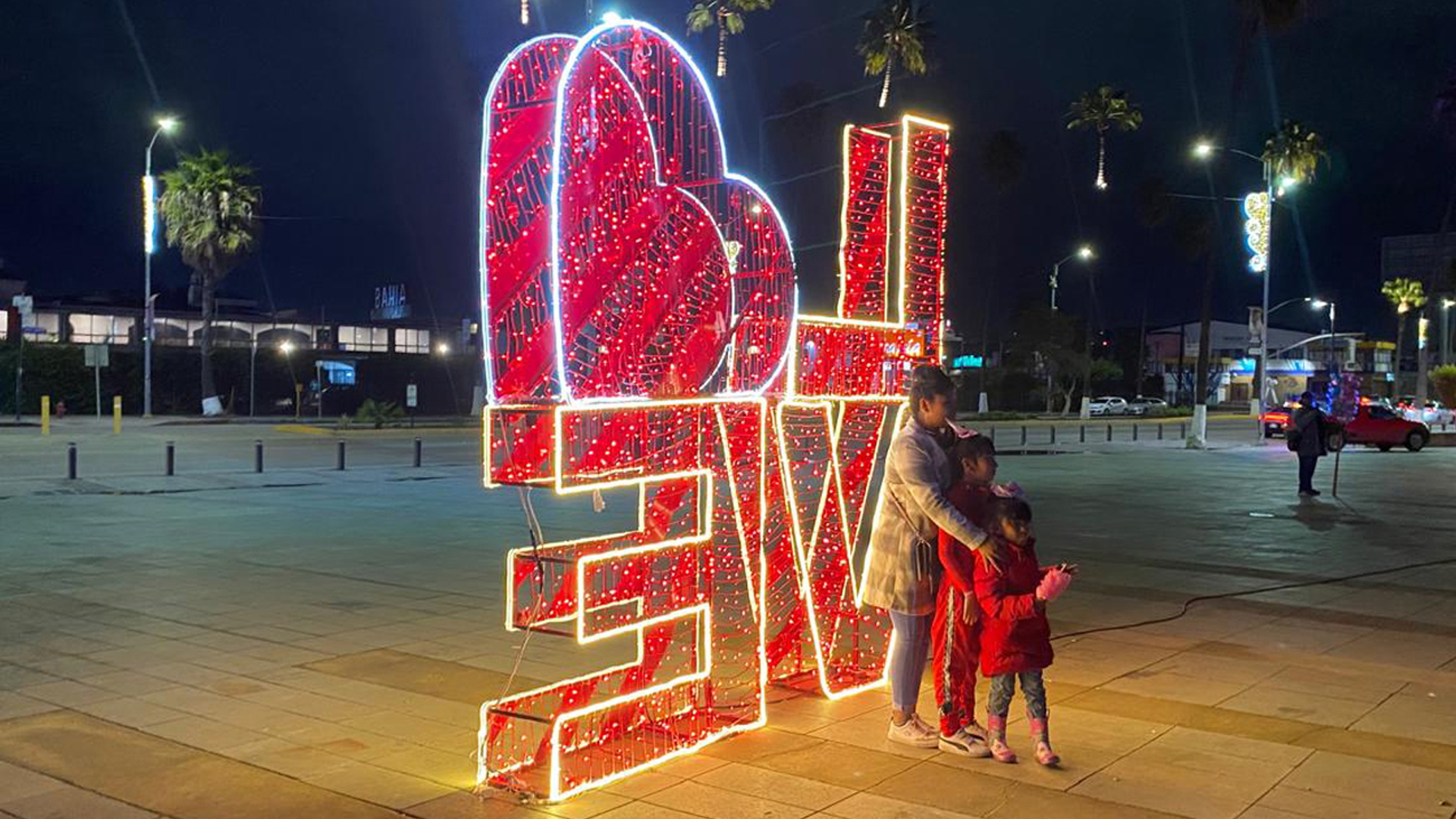 Familia disfrutando de adornos de Temporada 14 febrero Ensenada