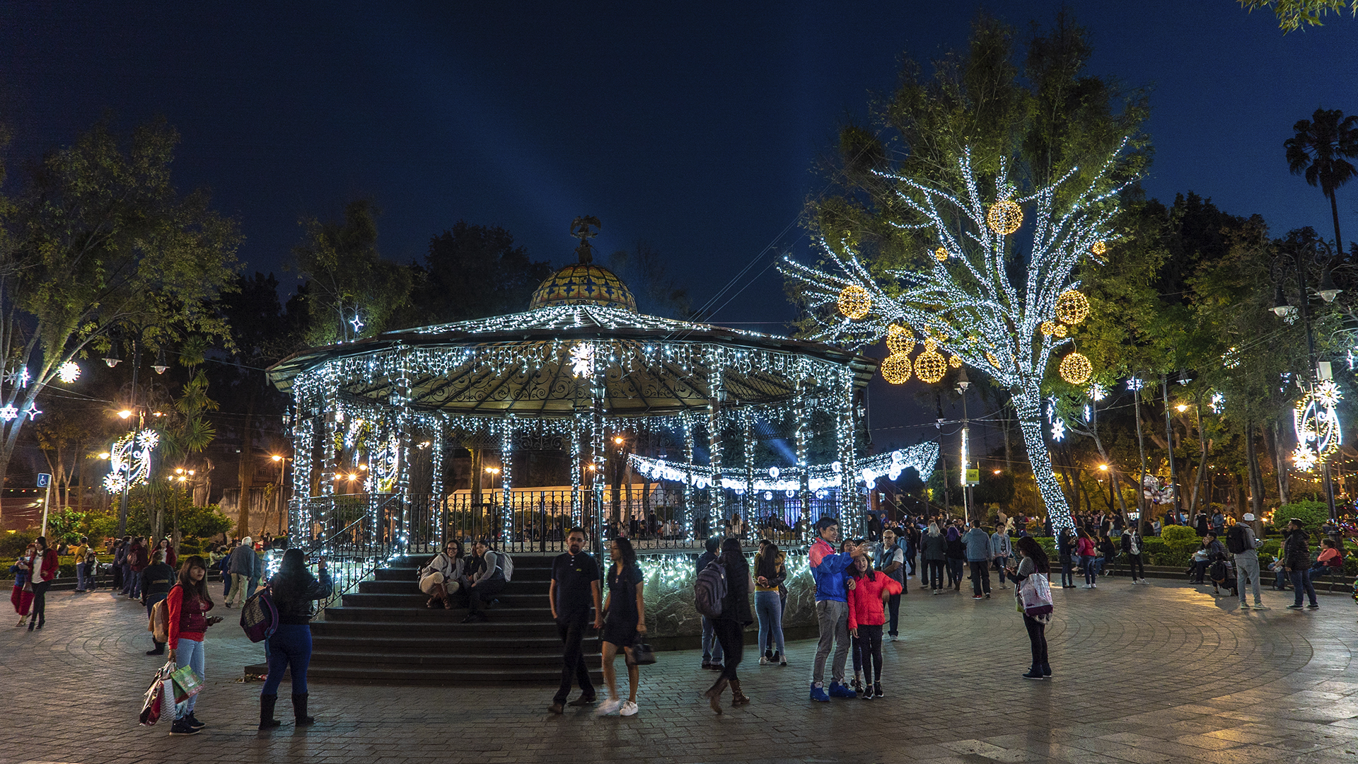Personas disfrutando de adornos de temporada Navideños Coyoacán