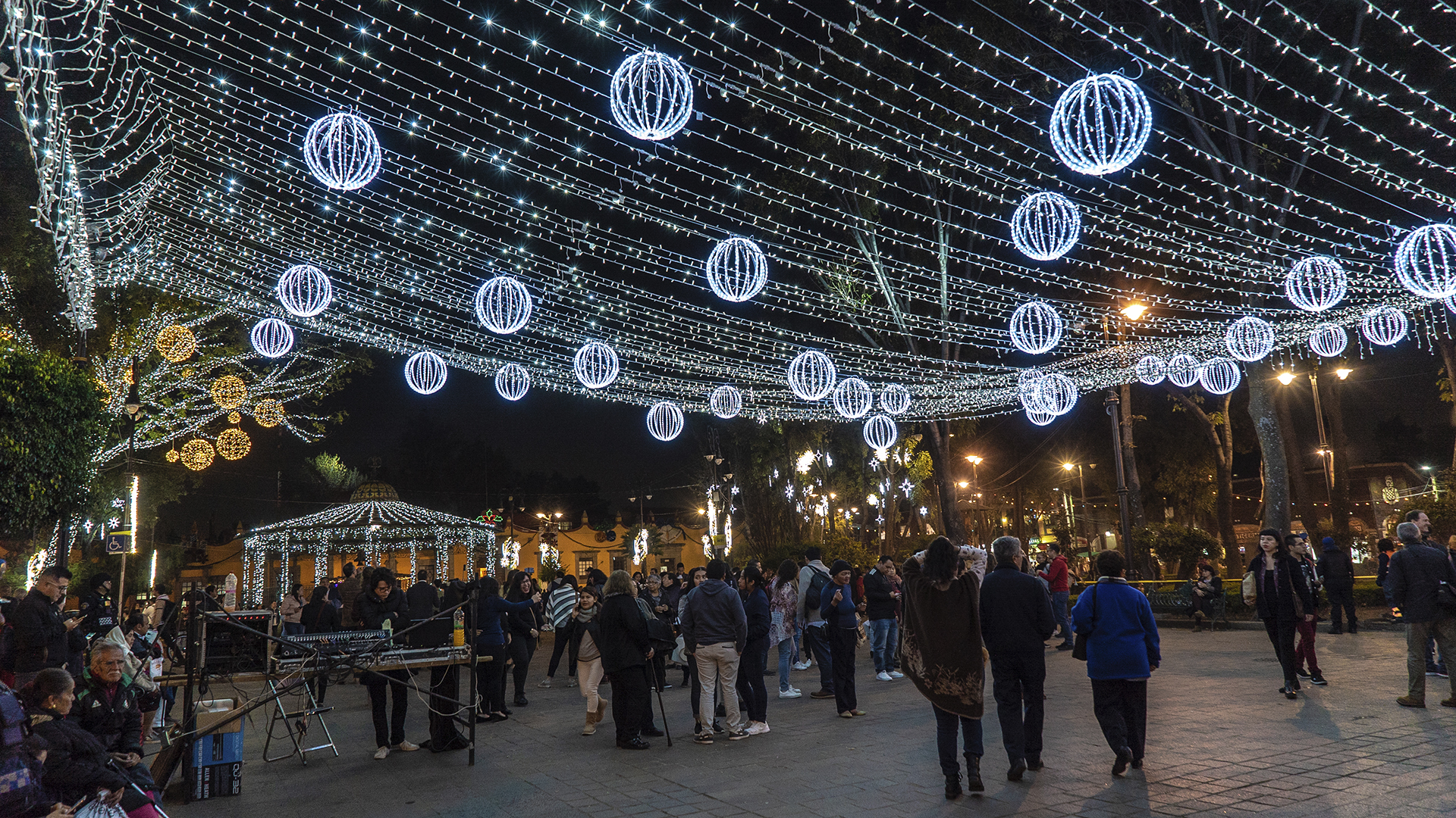 Personas disfrutando de los Adornos de temporada Navideños Coyoacán