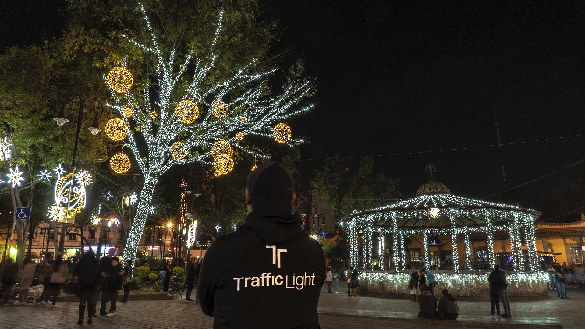 Operativo de espalda vienco los Adornos de temporada Navideños Coyoacán