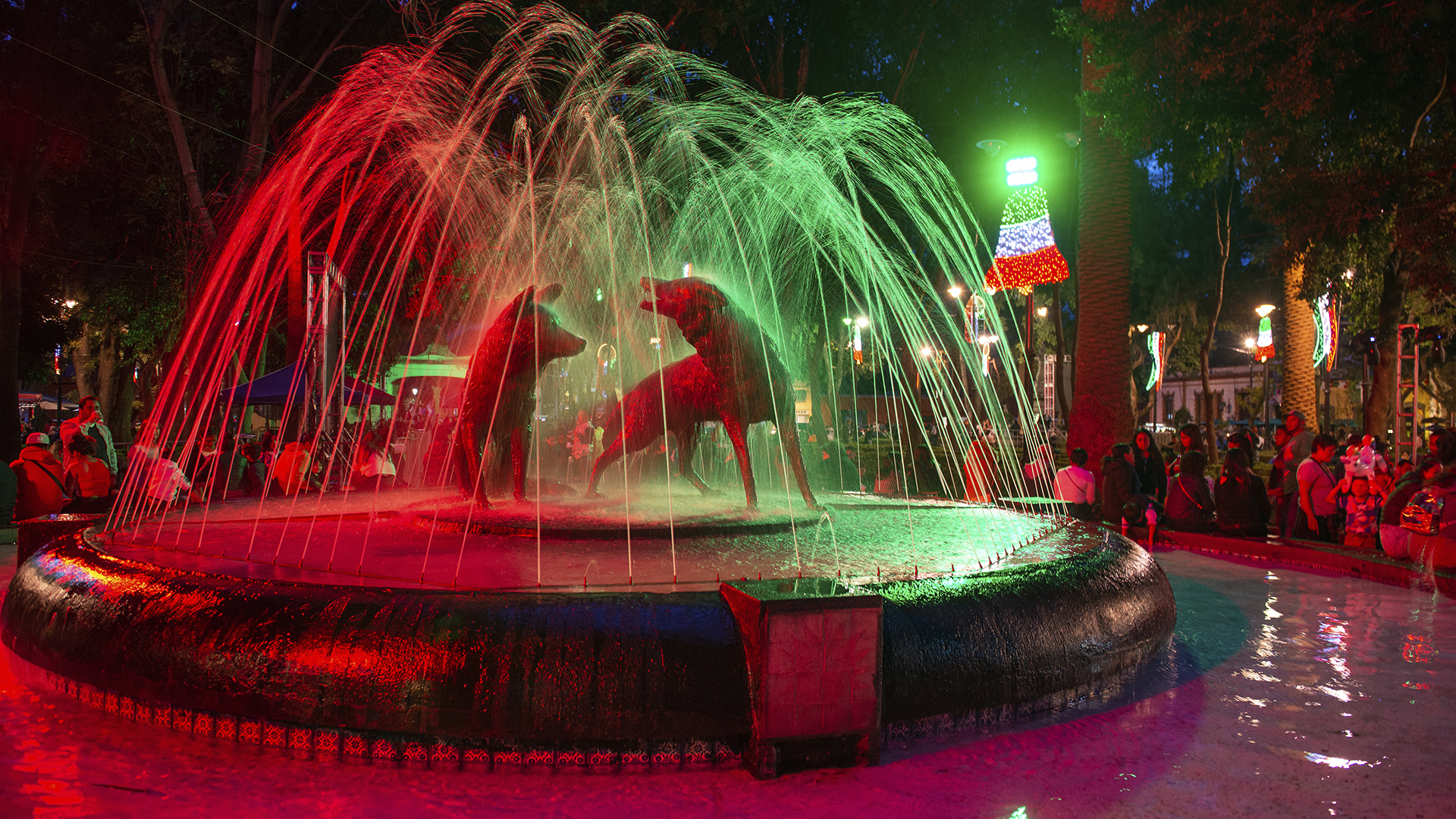 Fuente dinámica iluminada con Adornos de temporada Patrios Coyoacán