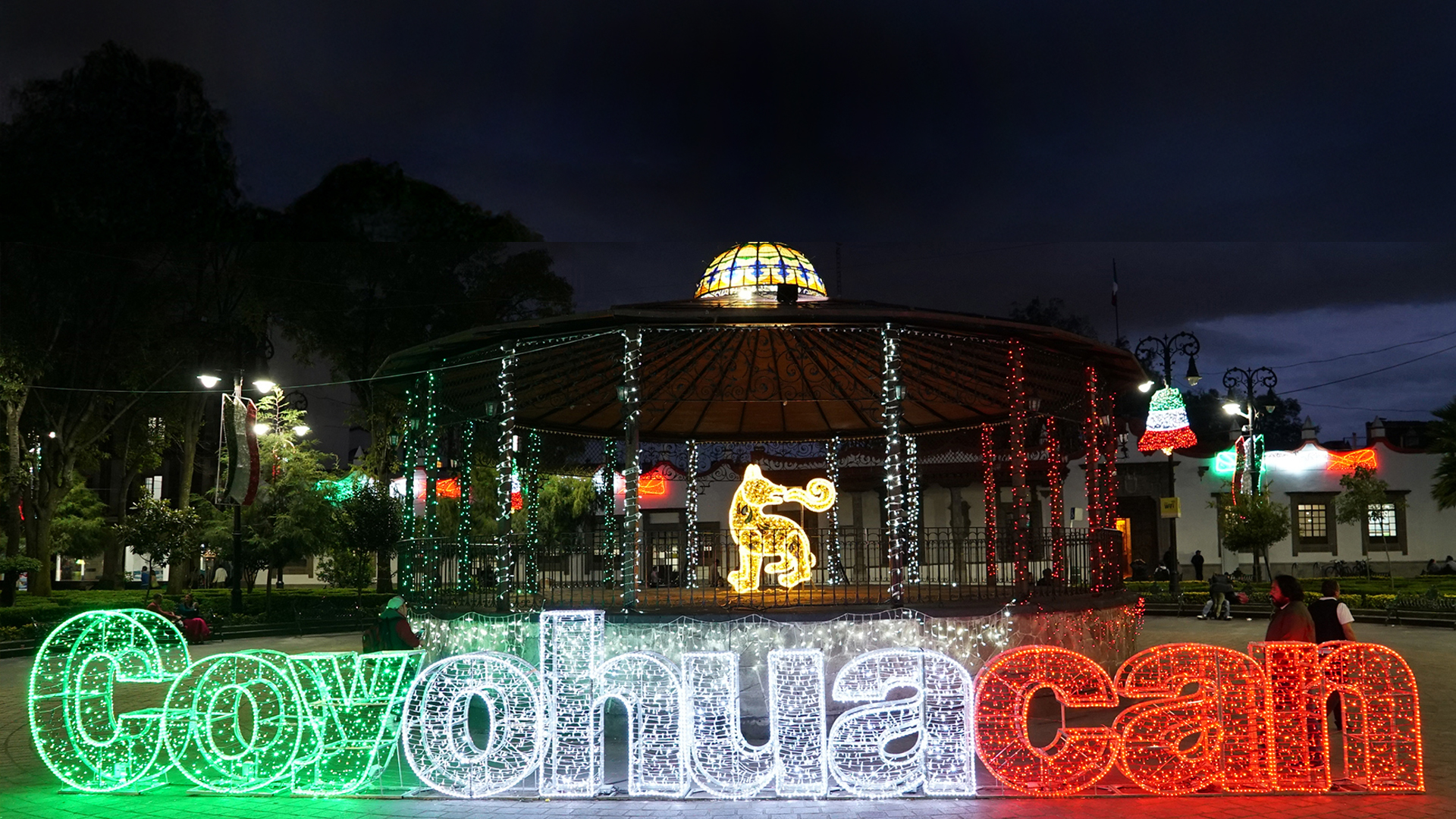 Adorno de temporada Patrios frente a kiosko de Coyoacán