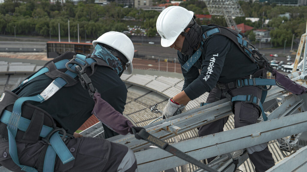 Toma del equipo operativo instalando la iluminación del Estadio Olímpico Universitario Pumas