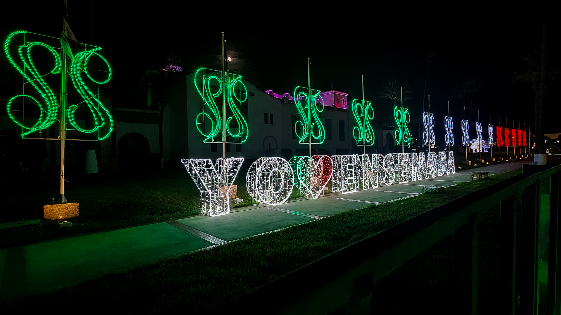 Adornos de Temporada Ensenada Patrios