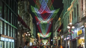 Adorno de temporada patrios en centro histórico de Puebla