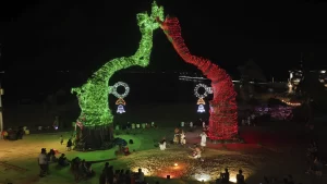 Arco Maya en Playa del Carmen con adorno de temporada