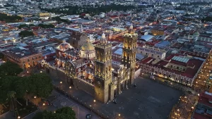 Foto dron de iluminación arquitectónica de la catedral de Puebla