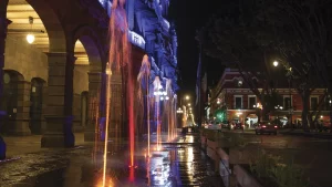 Fuentes dinámicas frente a palacio Nacional en Centro histórico de Puebla