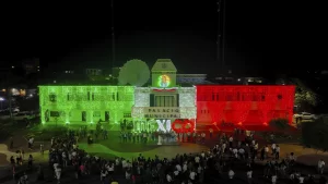 Iluminación de temporada en palacio municipal en Playa del Carmen