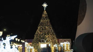 Toma frontal frente a monumento de la bandera en la zona de los fuertes de Árbol navideño con regalos en Sendero iluminado Por Amor a Puebla