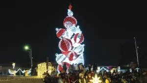Árbol monumental de Navidad iluminado como parte del festival Sendero Iluminado Puebla