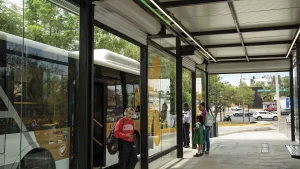 Semáforo responsivo inteligente, indicando cuándo es seguro subir o bajarse en los paraderos de la Línea 4 BRT Puebla