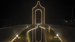 Vista frontal de Monumento en acceso a Izamal de noche