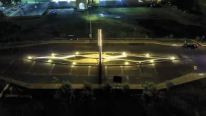 Vista dron de Monumento en acceso a Izamal de noche