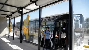Personas utilizando el paradero subiendo al autobús de manera segura en Línea 4 BRT Puebla