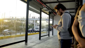 Sistema de semáforo responsivo que indica cuando la gente debe mantenerse al interior porque no es seguro la zona de abordaje en Línea 4 BRT Puebla