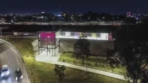 Moderna estación Forjadores de la Línea 4 BRT Puebla, diseñada para una movilidad eficiente.