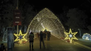 Familia disfrutando del túnel de luces, una de las atracciones principales del Sendero Iluminado en Puebla.