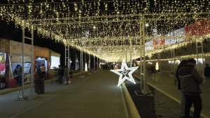Recorrido nocturno del Sendero Iluminado Puebla con decoración de estrellas y puestos incentivando la economía local