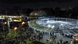 Toma frente al Auditorio de la Reforma a adorno constelación