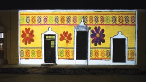 Videomapping Senderos de Luz en fachadas pintadas de amarillo en el Centro Histórico de Izamal