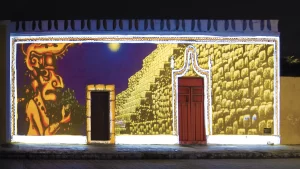 Videomapping Senderos de Luz en fachadas pintadas de amarillo en el Centro Histórico de Izamal