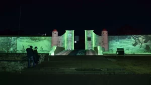 Videomapping sobre el muro del fuerte de loreto en zona de los fuertes en el sendero iluminado del festival navideño por amor a Puebla