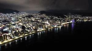 Vista panorámica de Acapulco, atención prioritaria ante crisis de Alumbrado público durante la crisis del huracán Otis