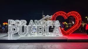 Toma frontal sobre la plaza cívica de adorno por amor a Puebla en sendero iluminado por amor a puebla