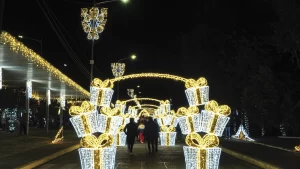 Arcos con forma de regalos iluminados decorando el camino del festival Sendero Iluminado en Puebla.