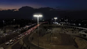 Superposte con iluminación LED de alta eficiencia para garantizar la seguridad nocturna en la ruta de la Línea 4 BRT Puebla.