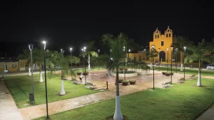 Vista panorámica de Alumbrado Público en Parque de los Cañones Izamal